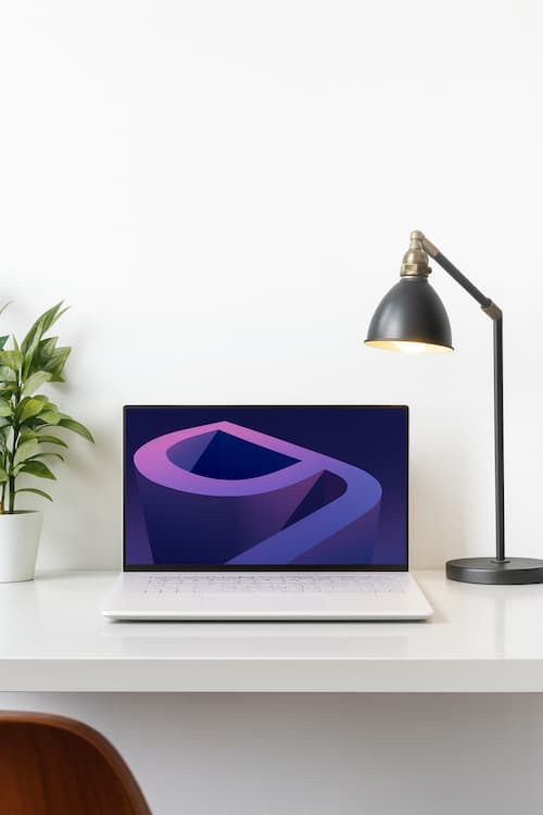 얇은 베젤의 노트북이 책상 위에 놓여 있는 모습