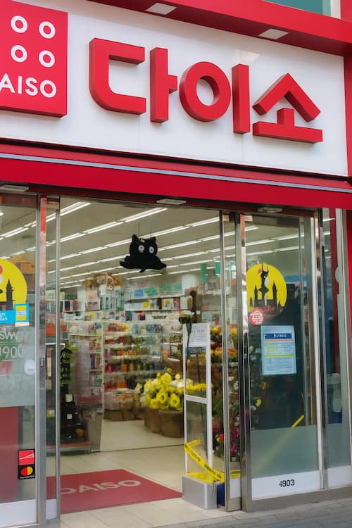 현대적인 전자제품 매장 인테리어와 디스플레이