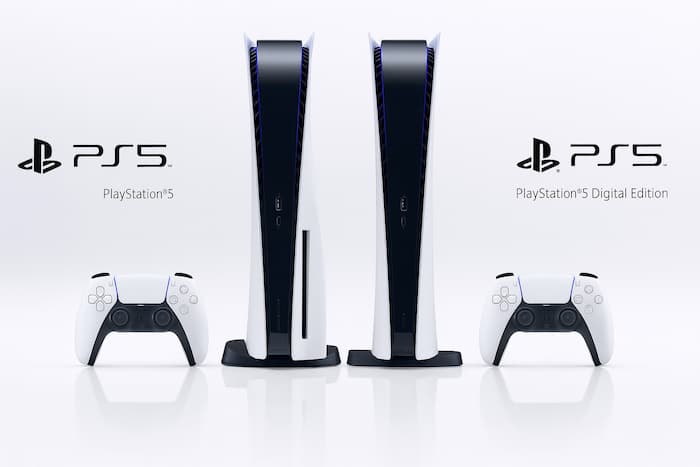 거실 TV 옆에 놓인 게임 콘솔