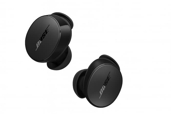 충전 케이스와 함께 놓인 무선 이어버드