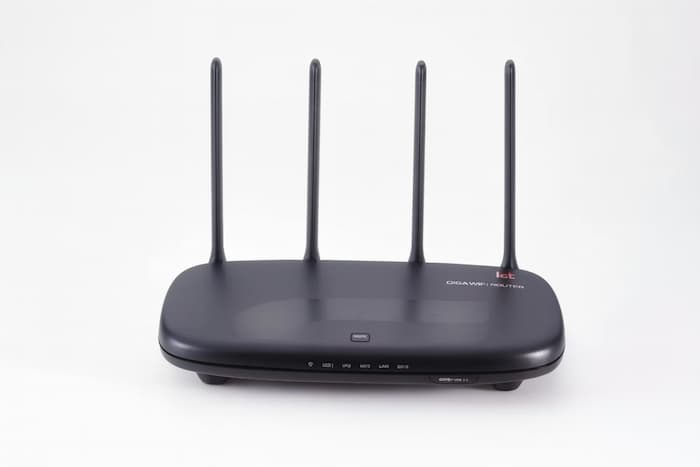 거실에 설치된 슬림 디자인의 공유기