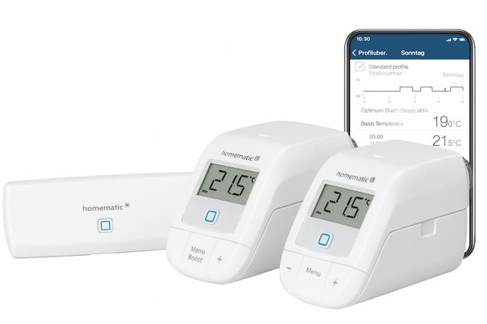 스마트 조명과 스피커가 있는 거실 모습